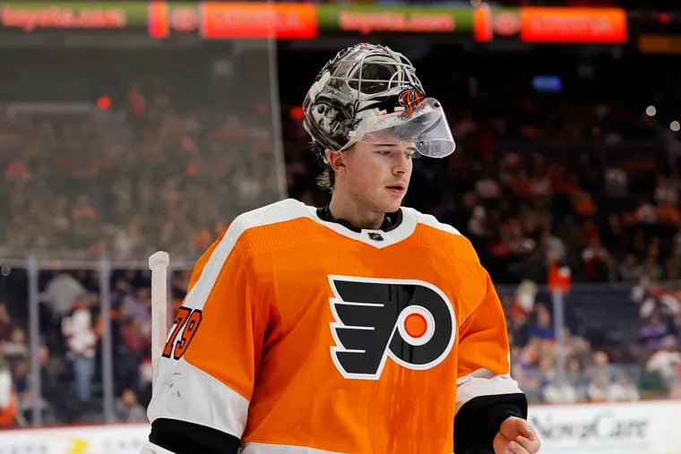 Flyers goaltender Carter Hart went 22-23-10 last season with a .907 save percentage and a 2.94 goals-against average.
