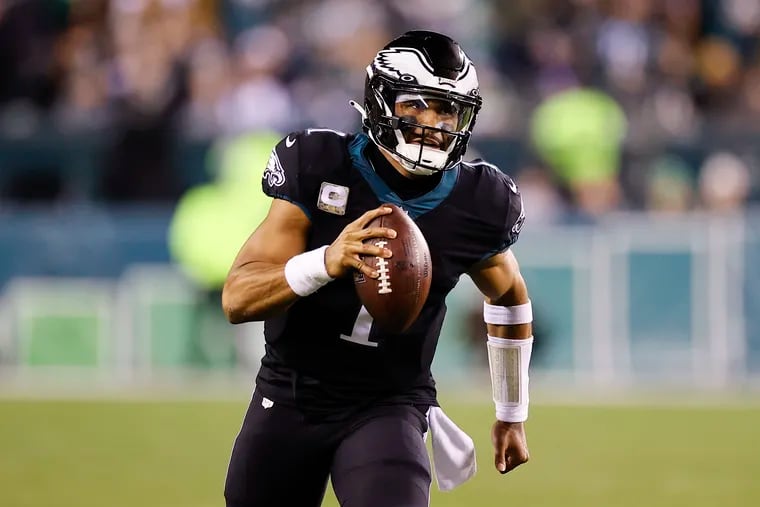 Eagles quarterback Jalen Hurts runs with the football late in the first quarter against the Green Bay Packers on Sunday, November 27, 2022 in Philadelphia.