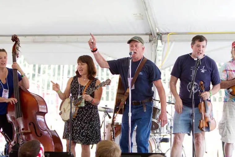 John Fuhr and Friends jam under the Cultural Tent at the Philadelphia Folk Festival. (ED HILLE / Staff Photographer)