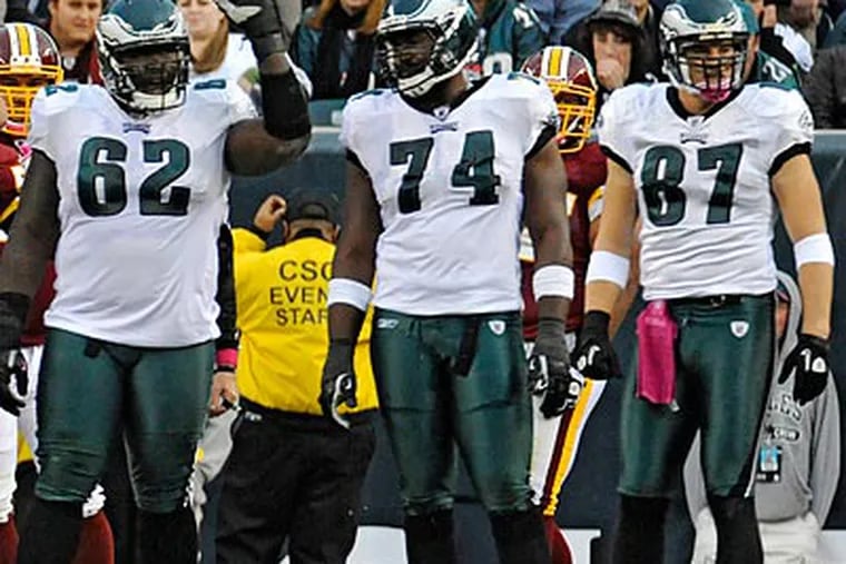 Winston Justice (center) and his Eagles teammates have a bye this week. (Clem Murray/Staff file photo)