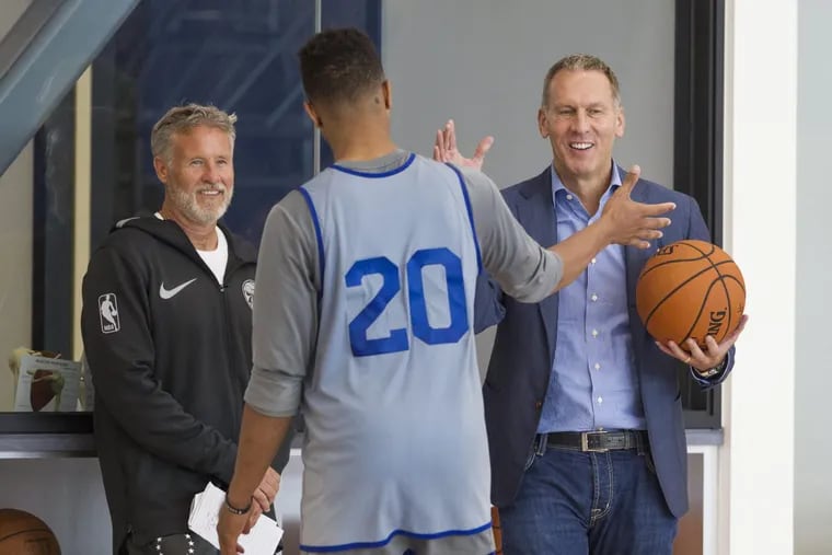 Sixers GM Bryan Colangelo (right) isn’t giving up on Markelle Fultz (center) after a rough rookie season.