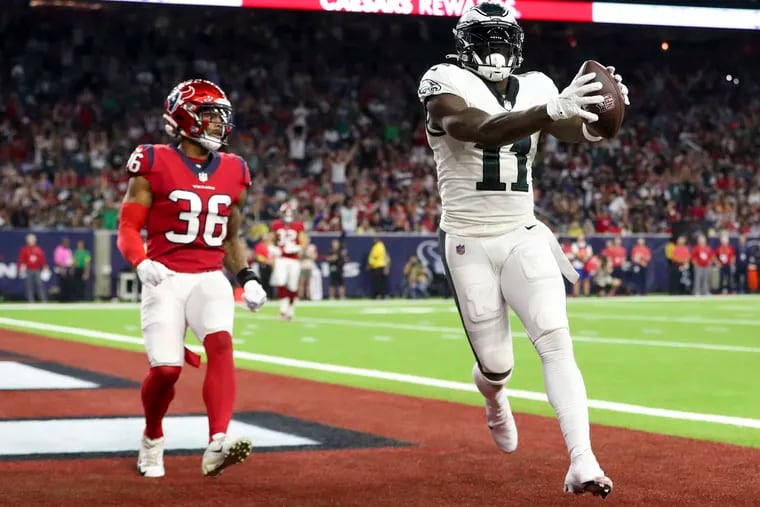 Philadelphia Eagles wide receiver A.J. Brown catches a touchdown pass putting the Eagles in the lead 21-14 in the third quarter as the Eagles play the Texas at NRG Stadium in Houston, TX, on Thursday, Nov. 3, 2022, in Houston.