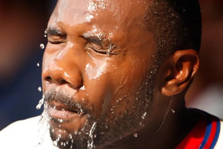 Ryan Howard cools off after hitting a home run. (Ron Cortes / Staff Photographer)
