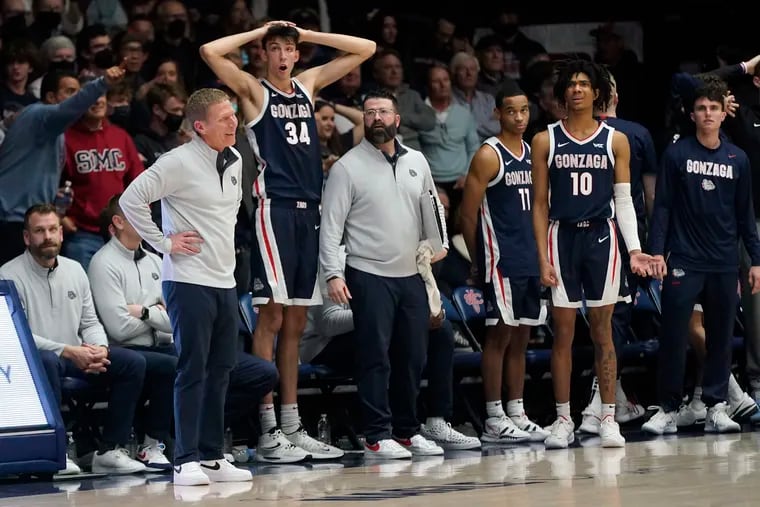 Gonzaga coach Mark Few, standing at left, reacts to a call with Chet Holmgren (34), Nolan Hickman (11) and Hunter Sallis (10) during the second half of the team's NCAA college basketball game against Saint Mary's in Moraga, Calif., Saturday, Feb. 26, 2022. (AP Photo/Jeff Chiu)