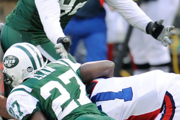 The Jets&#0039; Shaun Ellis (92) gets ready to recover a fumble by Bills quarterback J.P. Losman (lower right) in the fourth quarter. Ellis scored the game-winning touchdown on the play.