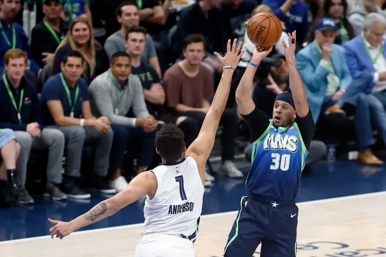 Seth Curry (30) shooting over Memphis Grizzlies forward Kyle Anderson while playing for the Dallas Mavericks this past March.