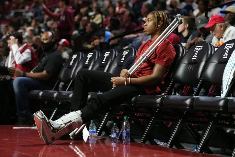 Injured Temple guard Khalif Battle sits during a timeout as the Owls play against Penn at the Liacouras Center on Dec. 4, 2021.