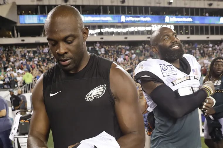 Corey Graham (with Malcolm Jenkins, background) is a late arrival to Eagles training camp.