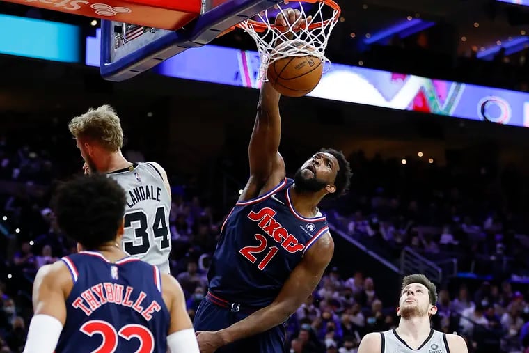 Sixers center Joel Embiid dunks the ball in the second quarter of the team's blowout of San Antonio Friday night at the Wells Fargo Center.