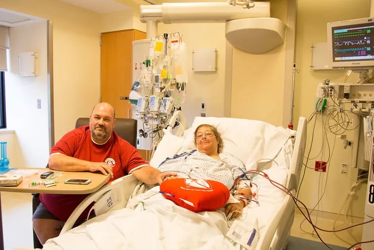 Debbie Husmann and her husband Chuck after her kidney transplant yesterday.  (Wanda Thomas/ Staff photographer)