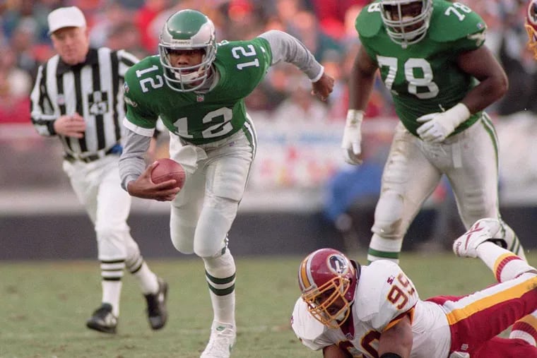 Randall Cunningham scrambles away from William Gaines (93) in the third quarter of a game on Nov. 26, 1995.