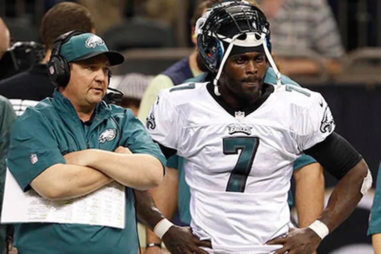 Former Eagles offensive coordinator Marty Mornhinweg, now with the Jets, stands with quarterback Michael Vick. (Yong Kim/Staff file photo)