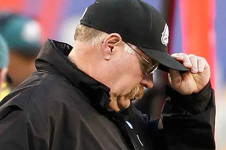 Andy Reid tips his hat in closing seconds of the game. (Ron Cortes/Staff Photographer)