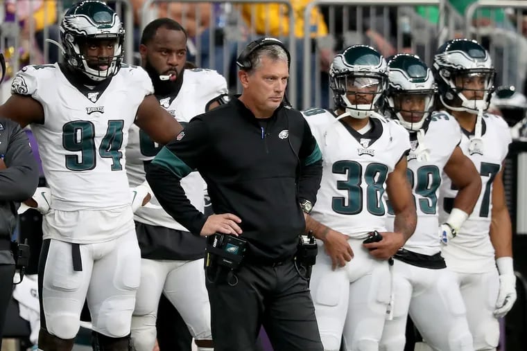 Eagles defensive coordinator Jim Schwartz, center, watches the Vikings move the ball on his defense in the fourth quarter.