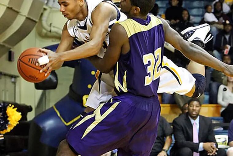 La Salle's Tyreek Duren went airborne to save a loose ball during the second half. (Michael Bryant/Staff Photographer)