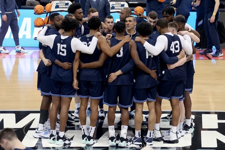 Jay Wright huddles his Villanova team at the end of Thursday's public practice session at PPG Paints Arena.