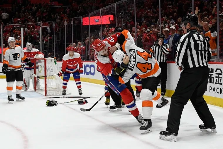 Flyers center Nate Thompson (right) fought Caps tough guy Tom Wilson in the first period on Wednesday.