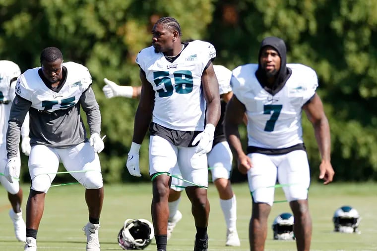 Eagles defensive end Janarius Robinson (center) recently joined the team after starting the season with the Minnesota Vikings.