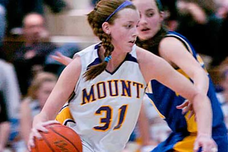 Mount's Steph Smith drives past Downingtown East's Michelle Kolonauski
in the 2nd period. (Ron Tarver/Staff Photogapher)