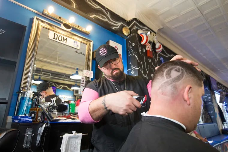 After Dominic Muniz' mother died of breast cancer that spread to her brain in 2010, he got the idea to honor her by cutting a breast cancer ribbon into his client's hair.