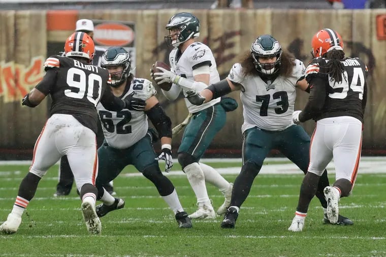 Jason Kelce (62) returned to Sunday's game wearing a left arm sleeve, pictured here.