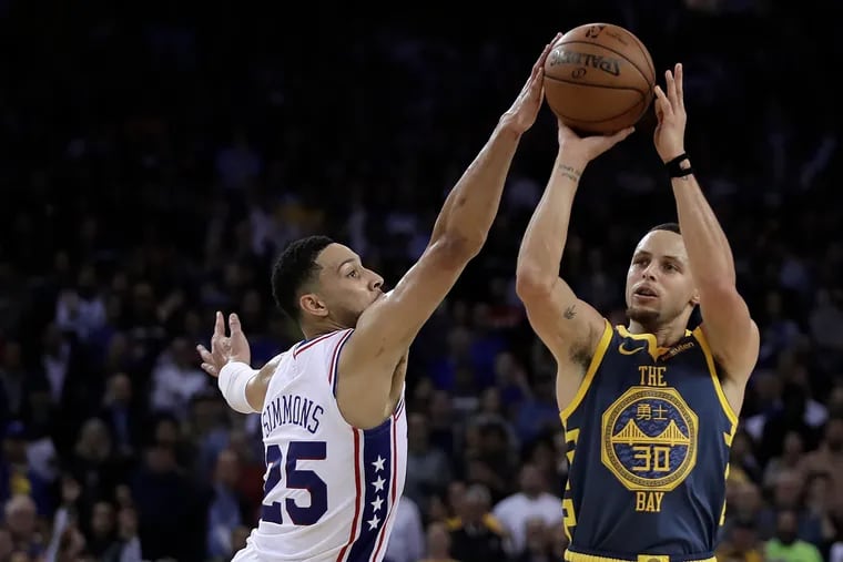 Ben Simmons blocks the shot of the Warriors' Steph Curry during the Sixers' win on Thursday at Golden State.