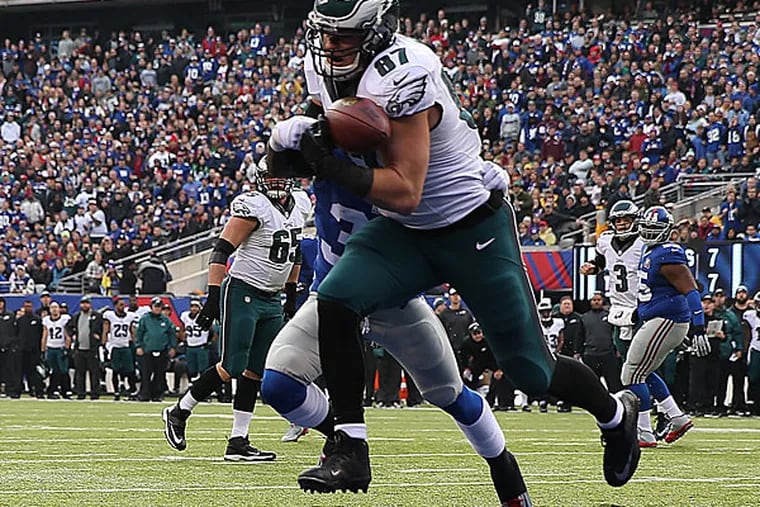 Eagles' Brent Celek catches a touchdown pass during the 1st quarter.
Philadelphia Eagles play the New York Giants at MetLife Stadium in
East Rutherford, New Jersey on December 28, 2014.  (David Maialetti/Staff Photographer)