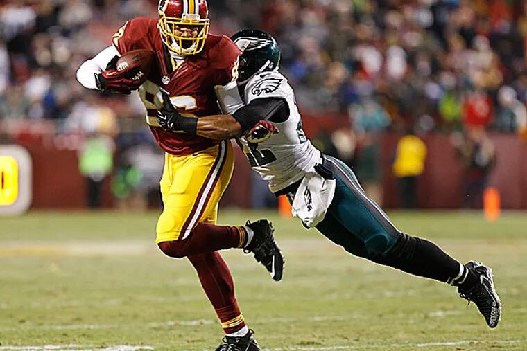 Redskins tight end Jordan Reed runs with the ball as  Eagles cornerback Brandon Boykin attempts to make the tackle. (Geoff Burke/USA Today Sports)