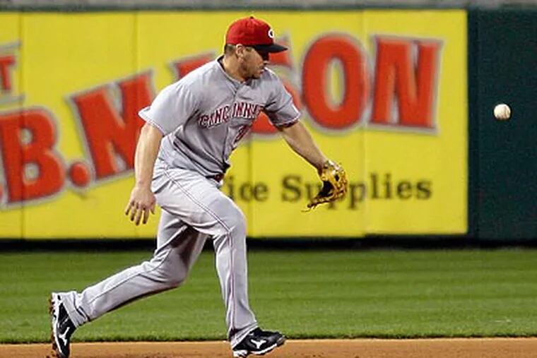 Scott Rolen commits an error on a ground ball to third base in the fifth inning. (Yong Kim/Staff Photographer)