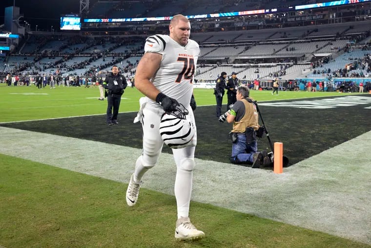 Cincinnati Bengals guard Max Scharping leaves the field after a game against the Jacksonville Jaguars on Dec. 4.