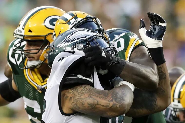Eagles defensive end Derek Barnett gets blocked by Packers tight end Martellus Bennett in the Eagles 24-9 loss to Green Bay.