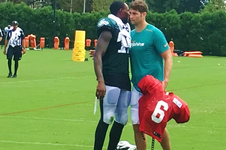 Alshon Jeffery and Miami quarterback Jay Cutler, who played together for five seasons in Chicago, greet each other after practice at NovaCare Complex on Tuesday.