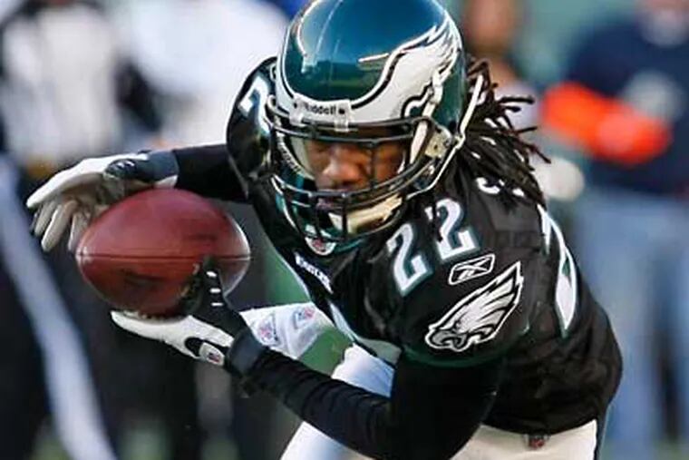 Asante Samuel, who ranks among the league leaders in interceptions, embodies the Eagles' focus on turnovers. (Ron Cortes / Staff Photographer)