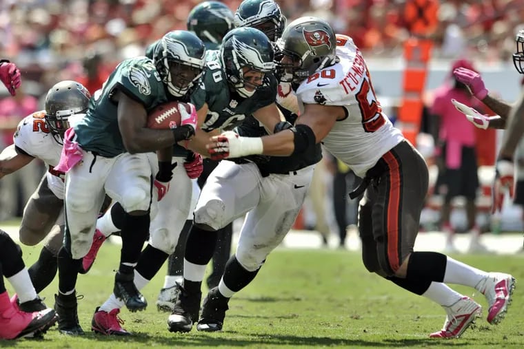 Daniel Te’o-Nesheim, then a member of the Tampa Bay Buccaneers, picks up a block against Zach Ertz during a game against the Eagles on Oct. 13, 2013.