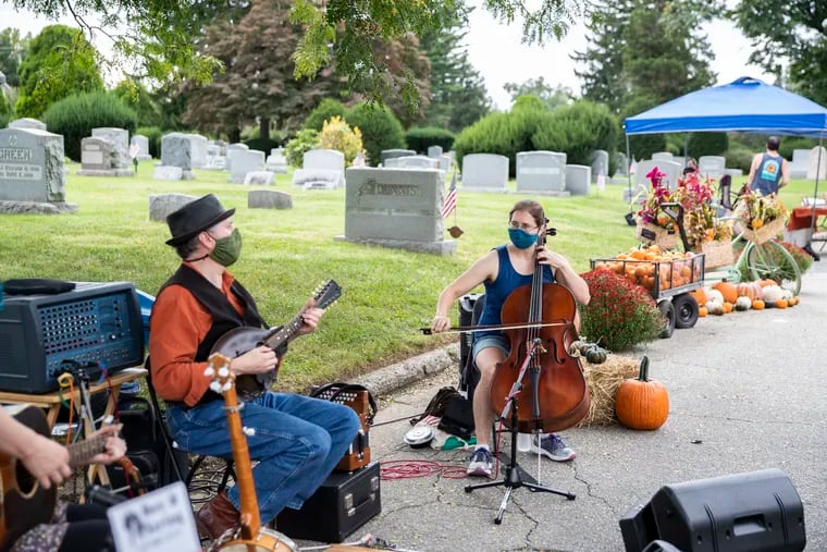 (left to right) Sarah Gowan, Bill Quern, and Laura Alexander, the Box and String Trio, perform at the GreenHorn Gardens pop-up market in Arlington Cemetery in Drexel Hill, Pa. on September 27. In addition to live music, the pop-up market featured a variety of local vendors, Pennsylvania-grown produce, and pumpkins.