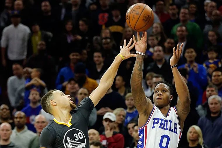 Isaiah Canaan shoots over the Warriors' Stephen Curry.