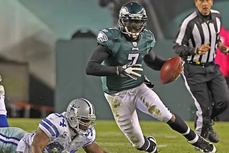 Eagles quarterback Michael Vick scrambles in the first half against the Cowboys. (Michael Bryant/Staff Photographer)