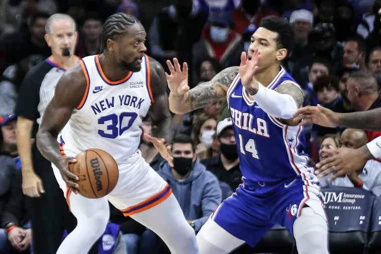 Sixers small forward Danny Green tries to block Knicks power forward Julius Randle during the first quarter at the Wells Fargo Center Monday.