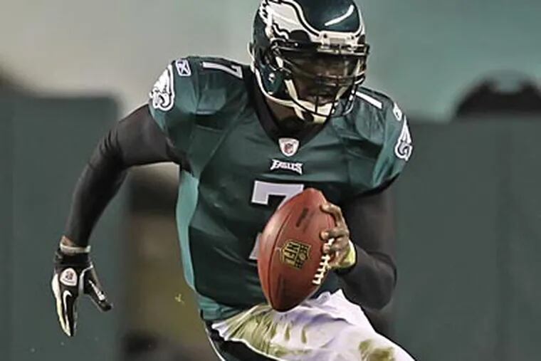 Eagles quarterback Michael Vick, who missed last week's game, sat out practice on Thursday. (Michael Bryant/Staff file photo)