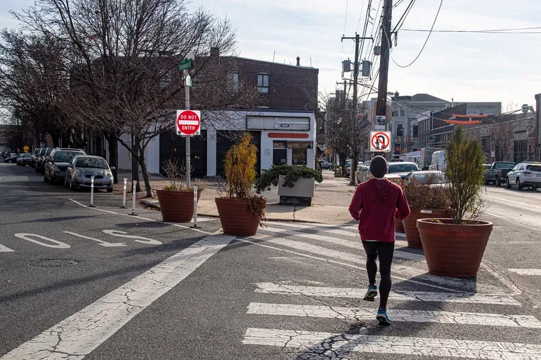 A proposal to build a Burgers and Seltzers restaurant at Frankford Avenue and Shackamaxon Street is at the center of a dispute involving the Fishtown Neighbors Association.