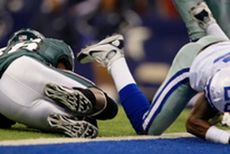 Brian Westbrook purposely stops short of end zone with Cowboys&#0039; Kevin Hamlin pursuing.