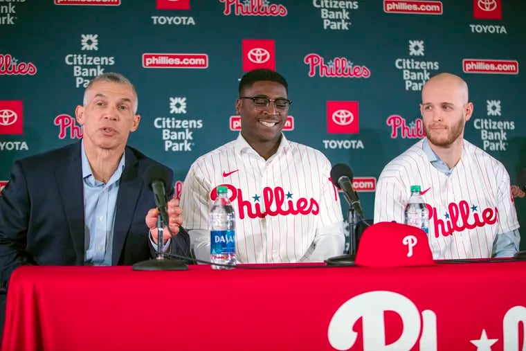 Zack Wheeler (right), with Phillies manager Joe Girardi (left) and new teammate Didi Gregorius at an introductory press conference Monday.