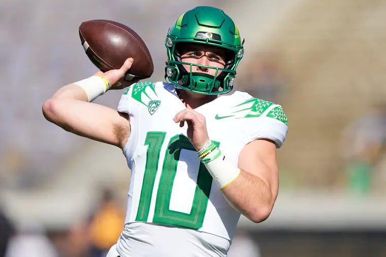ACTION NETWORK USE ONLY Quarterback Bo Nix #10 of the Oregon Ducks warms up prior to playing the California Golden Bears in an NCAA football game at FTX Field at California Memorial Stadium on October 29, 2022 in Berkeley, California. (Photo by Thearon W. Henderson/Getty Images)