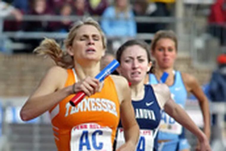 Tennessee&#0039;s Sarah Bowman edges Villanova&#0039;s Frances Koon to win women&#0039;s college distance medley relay.