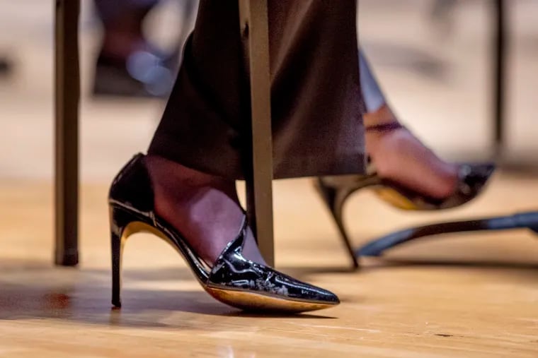 Periodiek Opschudding Onbekwaamheid No more high heels: Women wear sneakers back to the office