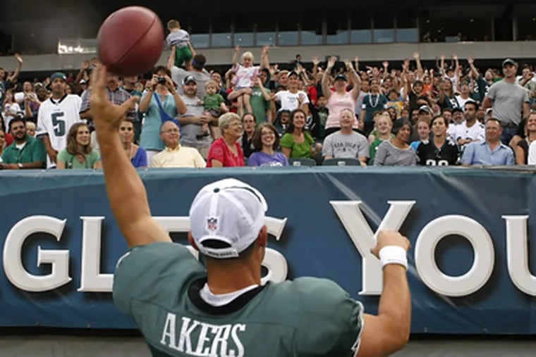 Eagles kicker David Akers plays catch with the fans during the Eagles' Flight Night event last night. (Ron Cortes / Staff Photographer)