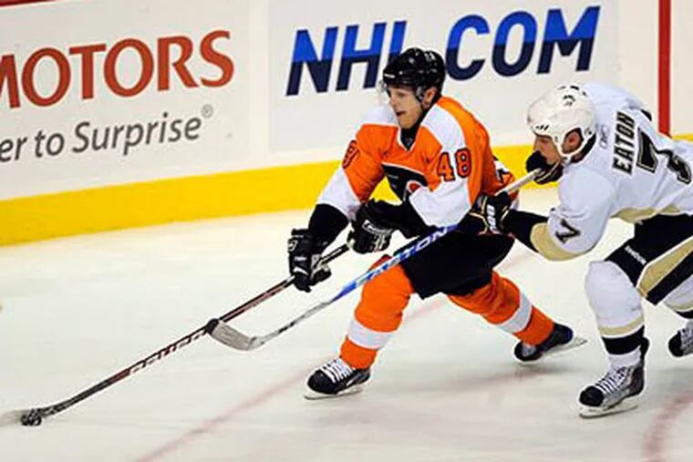 Daniel Briere injured his right quad muscle on Oct. 27. (Michael Perez/AP file photo)