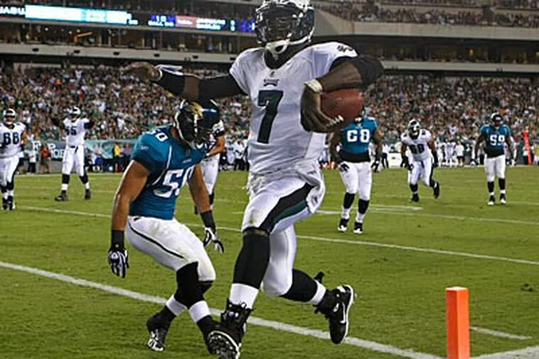 Michael Vick rushed for a touchdown during the Eagles preseason opener. (Ron Cortes / Staff Photographer)