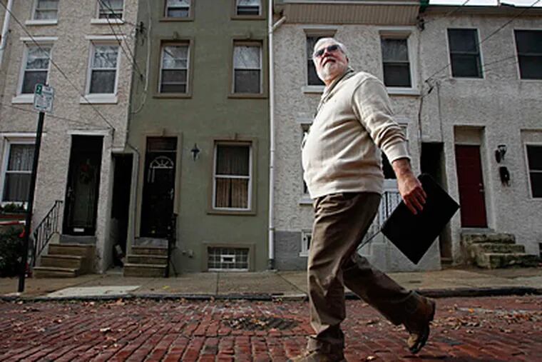 Larry Shubert walking along 4800 block of Smick in the Manayunk section of Philadelphia on Dec. 5. (Alejandro A. Alvarez / Staff)