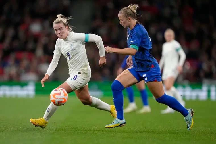 England's Lauren Hemp (left) challenges for the ball against the United States' Hailie Mace.